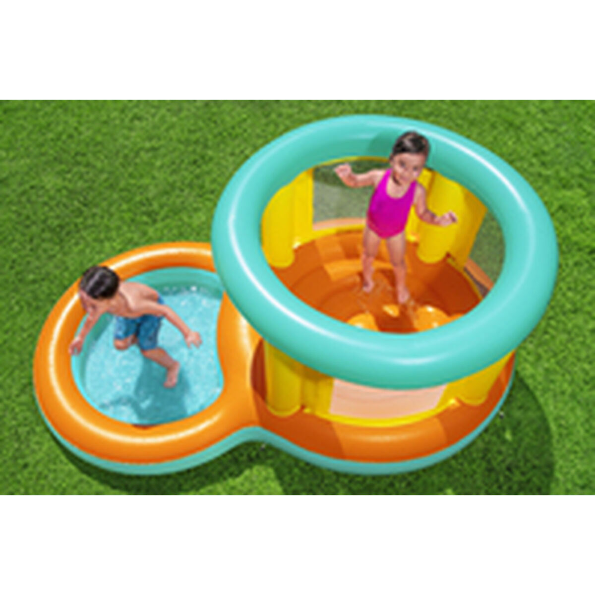 Dos niños jugando en una piscina inflable. Uno está en la piscina, el otro salta en el centro.