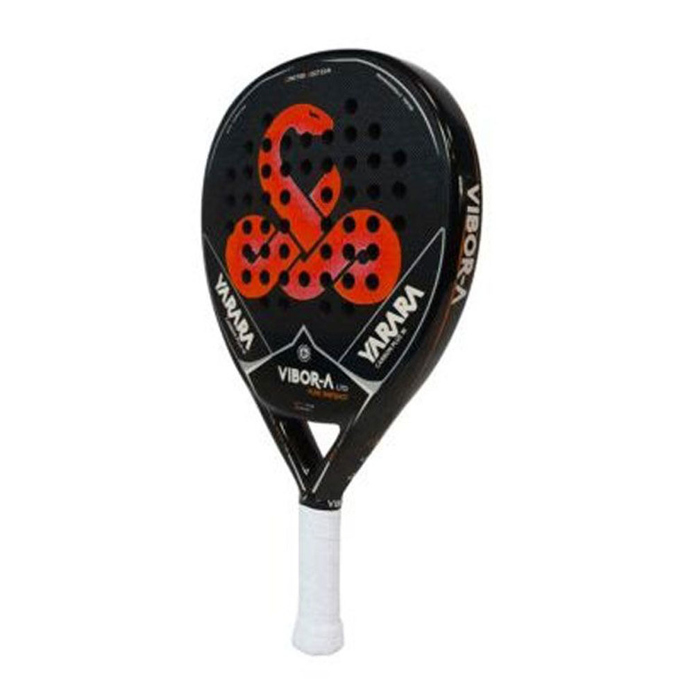 Raqueta de pádel negra con diseño de serpiente roja. La marca es Yarara. Mango blanco.