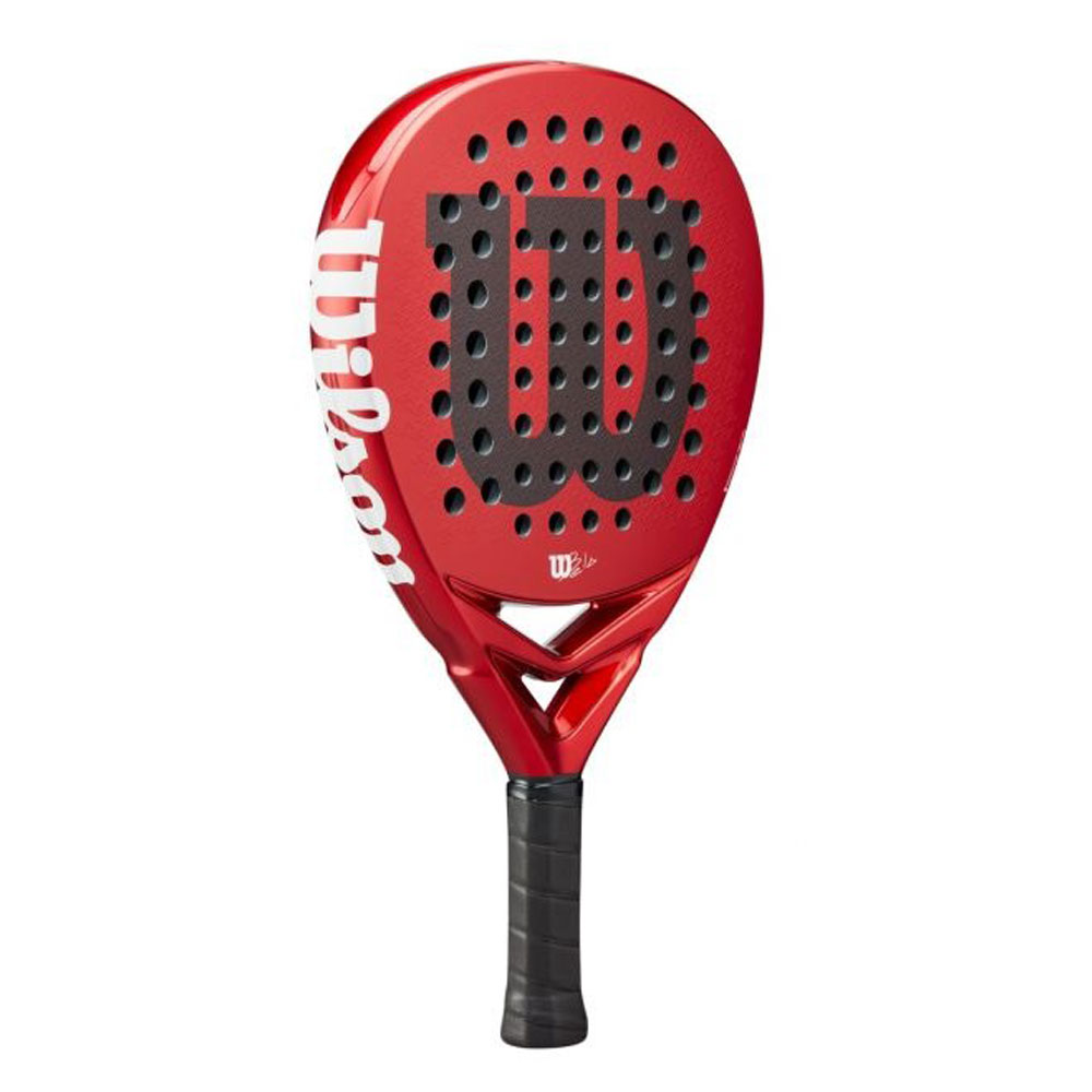 Racchetta da padel Wilson rossa con logo bianco. Il logo Wilson è visibile.