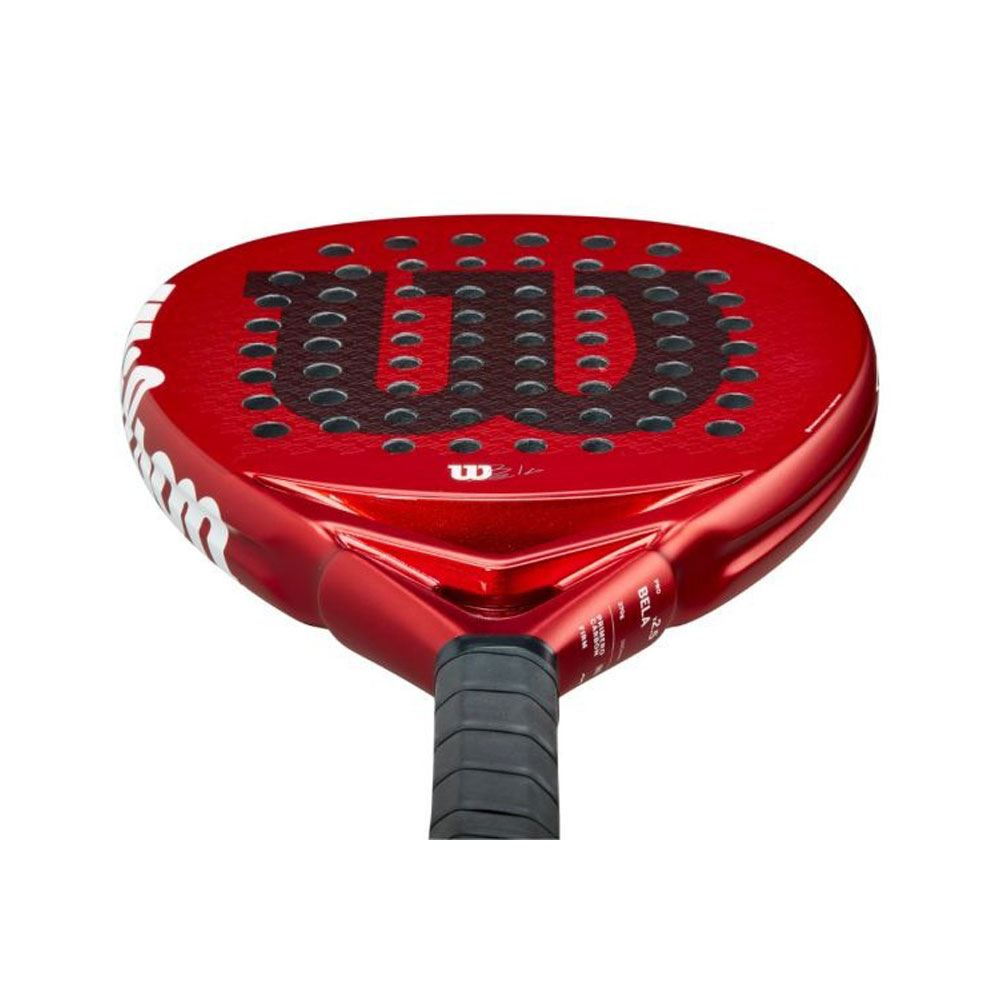 Racchetta da padel Wilson Bela rossa. Ha un design in bianco e nero. L'impugnatura è nera.