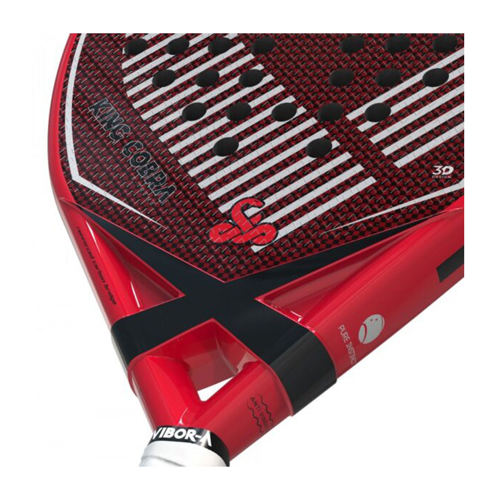 Raqueta de pádel roja con cruz negra y líneas blancas, logo King Cobra.