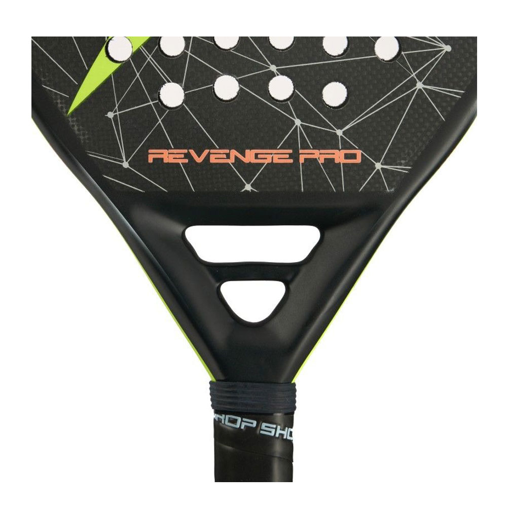 Primer plano de una raqueta de pádel negra con detalles verdes y naranjas, fondo blanco.