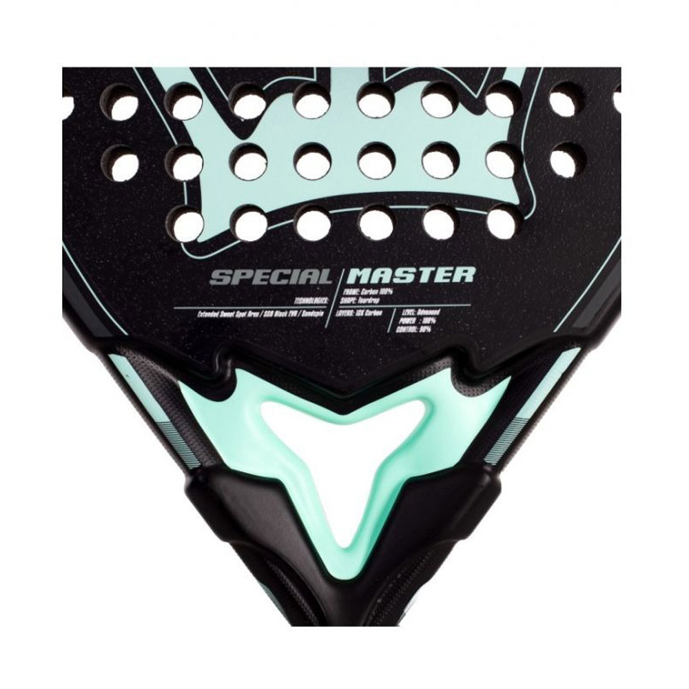 Primer plano de una raqueta de pádel negra con detalles azul claro, fondo blanco.