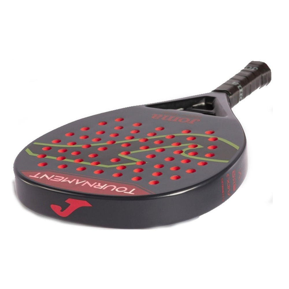 Racchetta da padel Joma nera, punti rossi e linee verdi. Manico nero. Testo Torneo in rosso.