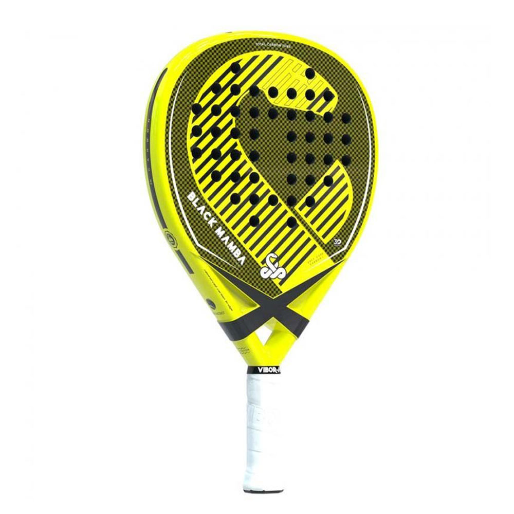 Raqueta de pádel amarilla y negra con texto "Black Mamba". Mango blanco. Aislada sobre fondo blanco.