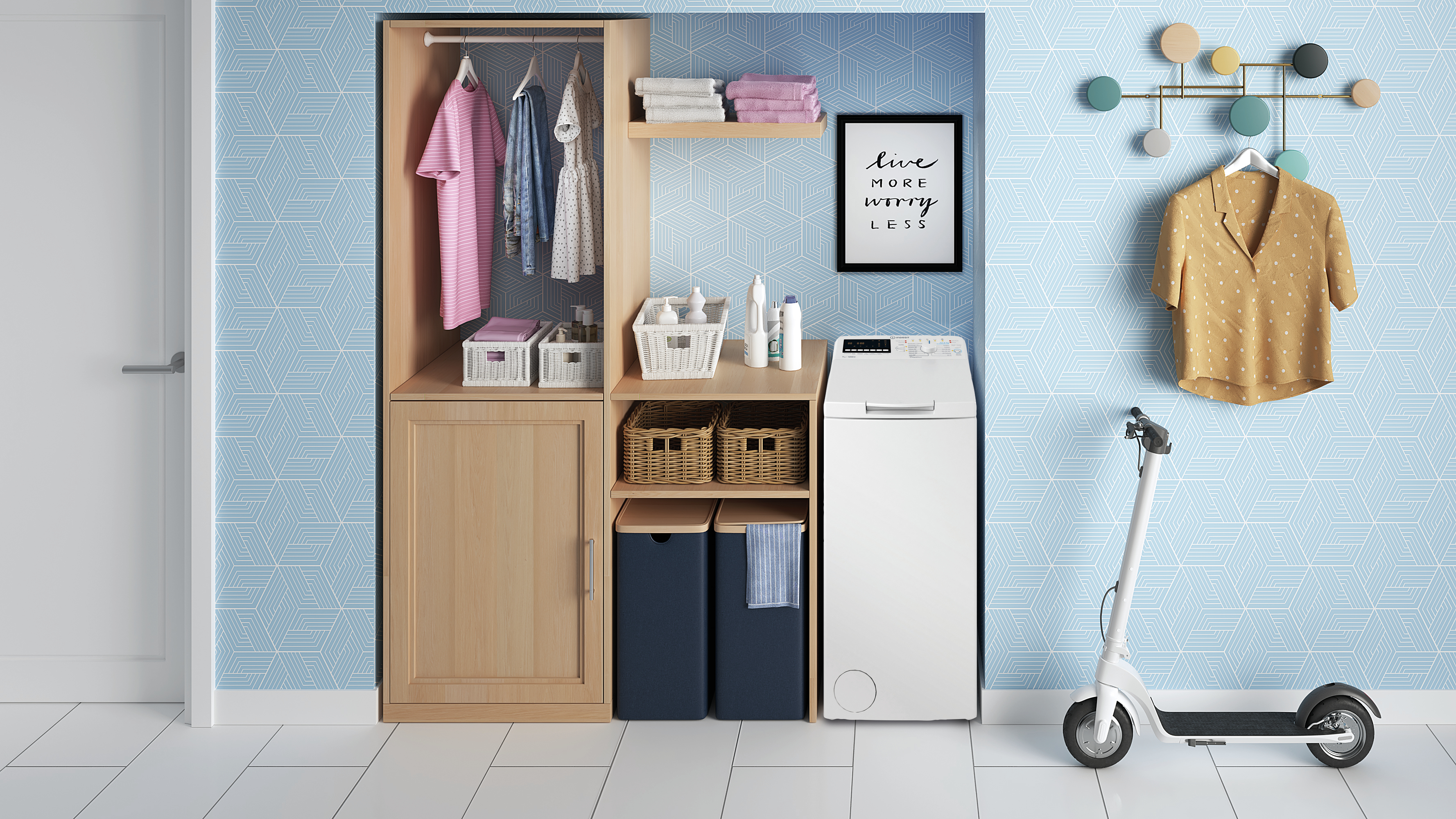 Pralnia z pralką, ubraniami i dekoracjami na tle wzorzystej ściany.