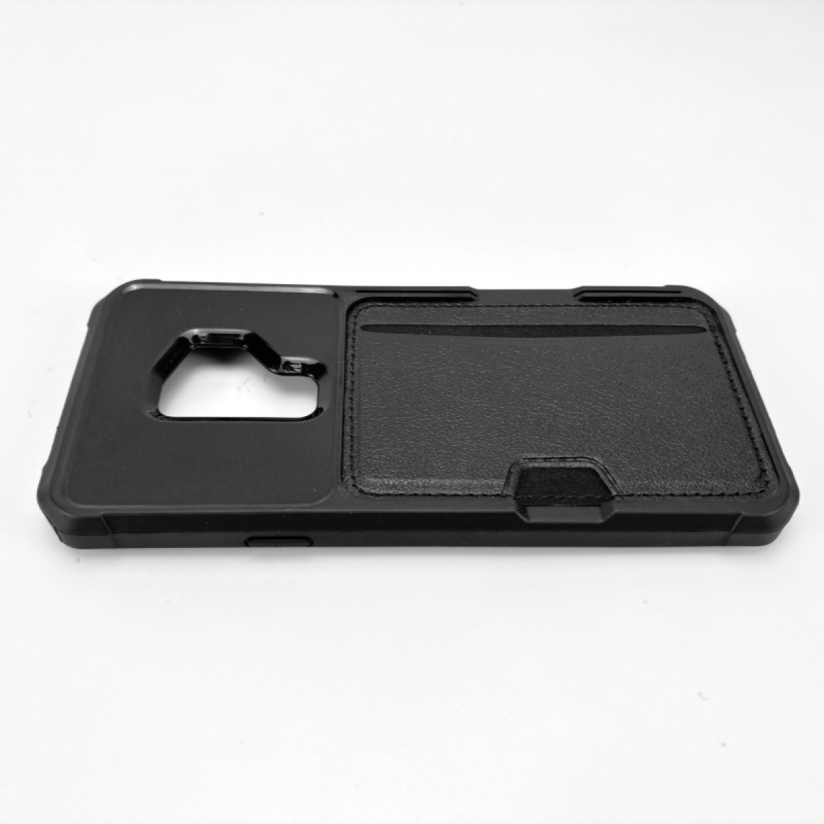Custodia nera per telefono con portacarte su sfondo bianco. La custodia ha un foro per la fotocamera.