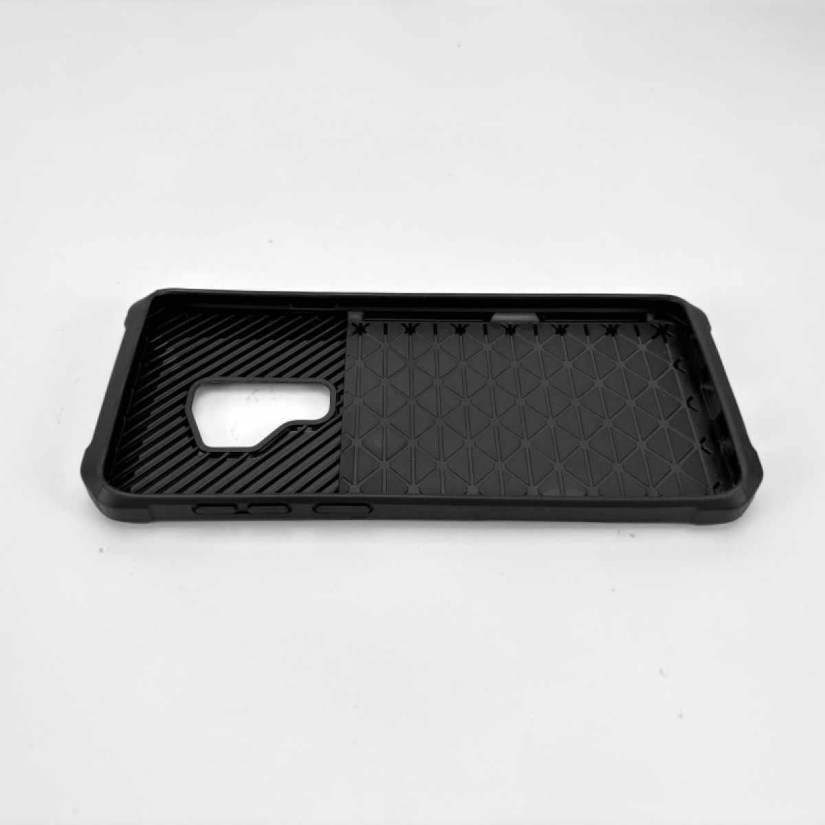 Interno della custodia del telefono nero. Plastica strutturata con ritagli per fotocamera e pulsanti. Sfondo bianco.