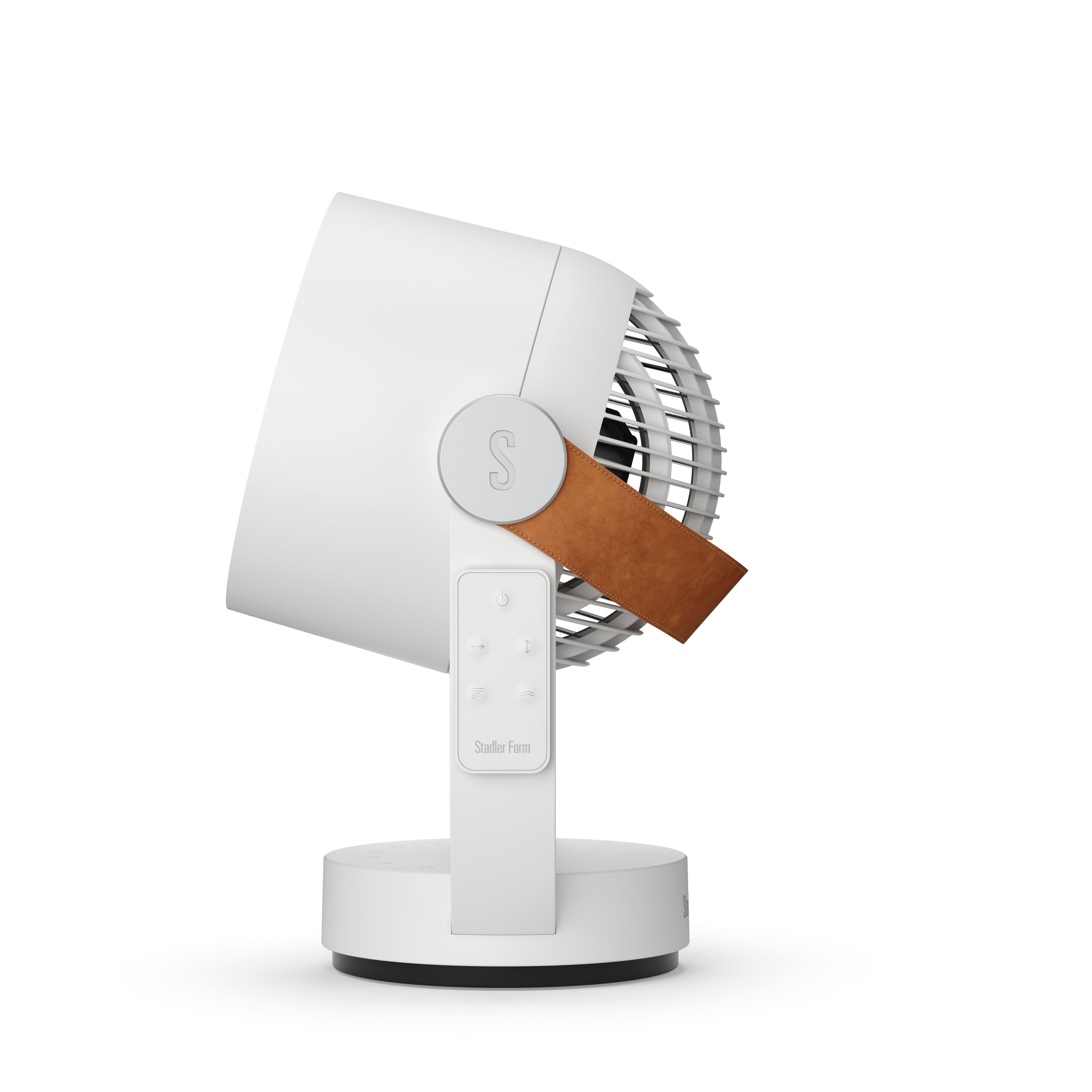 Ein weißer Ventilator mit Lederriemen, der Ventilator ist nach links positioniert. Er steht auf weißem Untergrund.