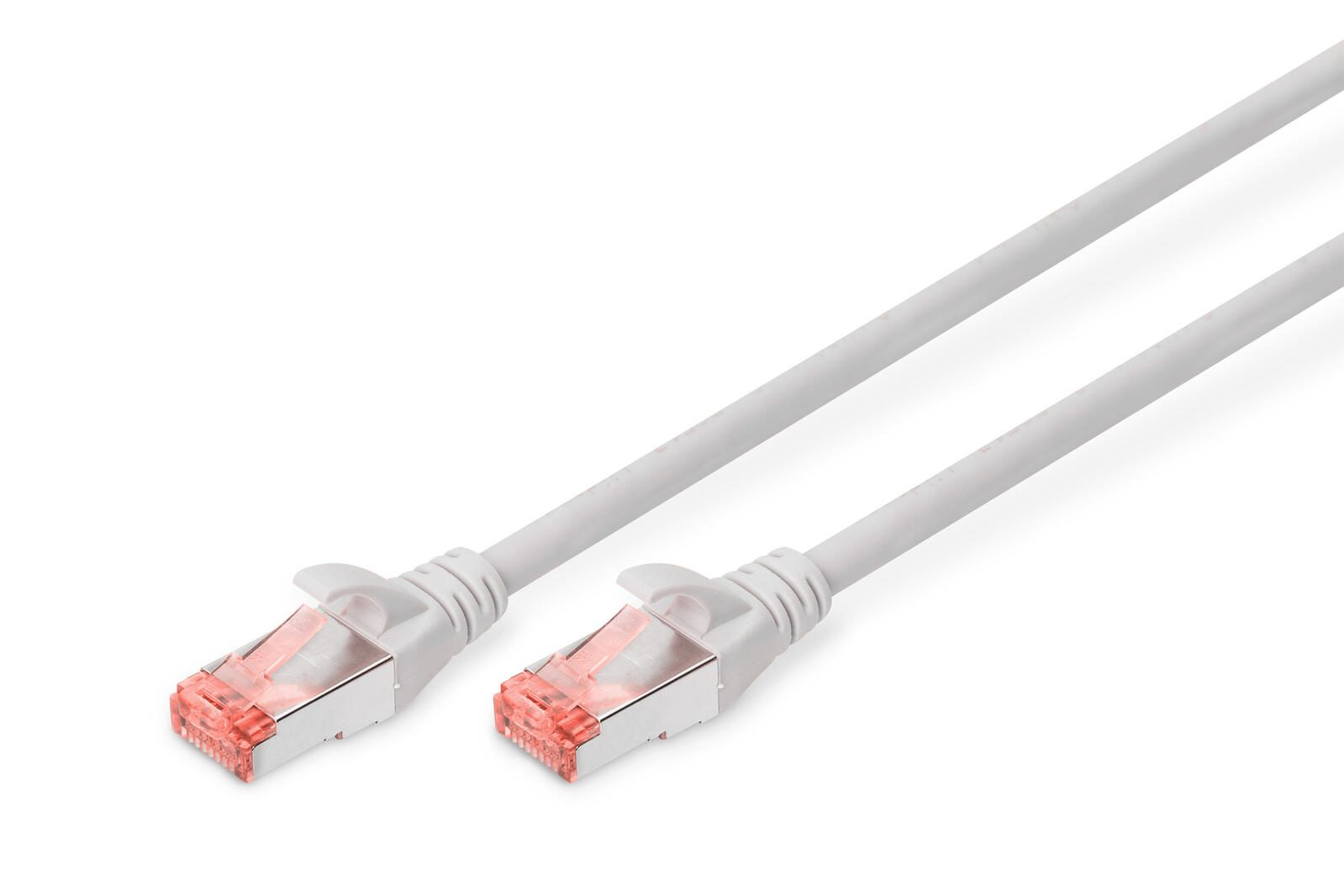 Witte Ethernet-kabel, schuin, twee uiteinden zichtbaar. RJ45-connectoren met rode doorschijnende componenten op witte achtergrond.