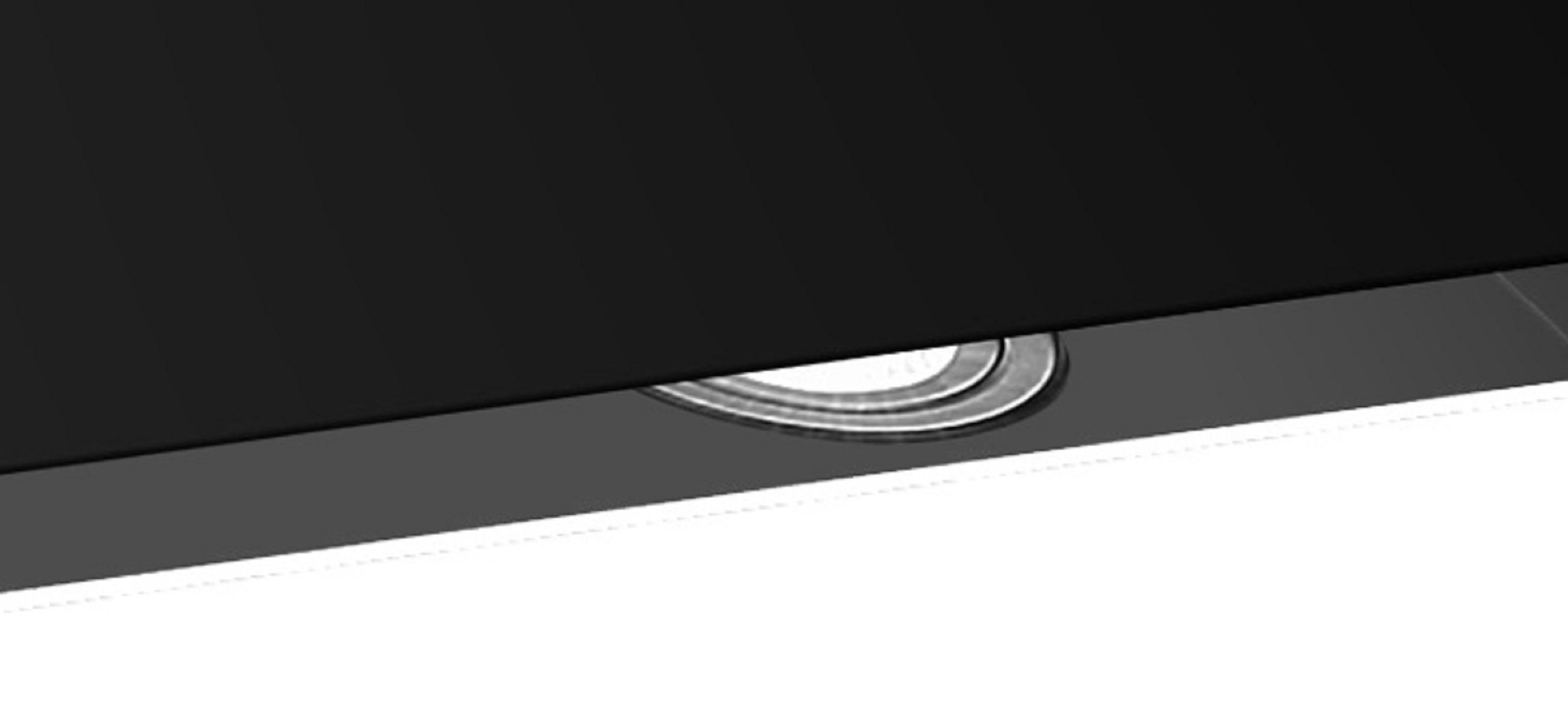 Nahaufnahme eines schwarzen Geräts mit kreisförmigem Chromelement.