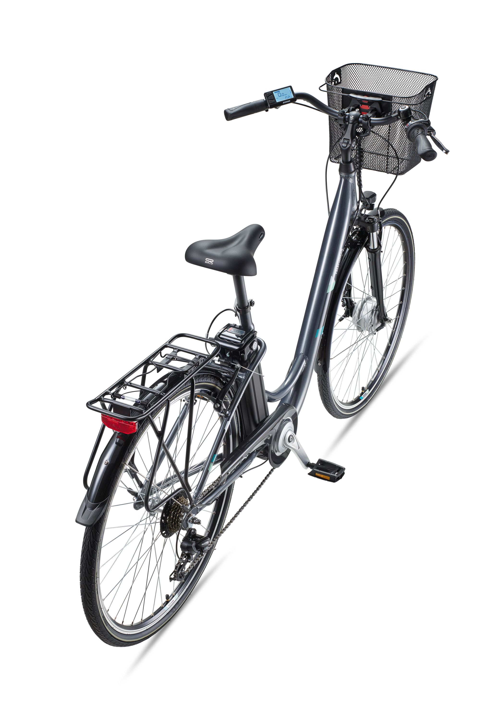 Ein Elektrofahrrad, von oben gesehen, vor weißem Hintergrund. Es hat einen Korb, einen schwarzen Sitz und einen Gepäckträger.