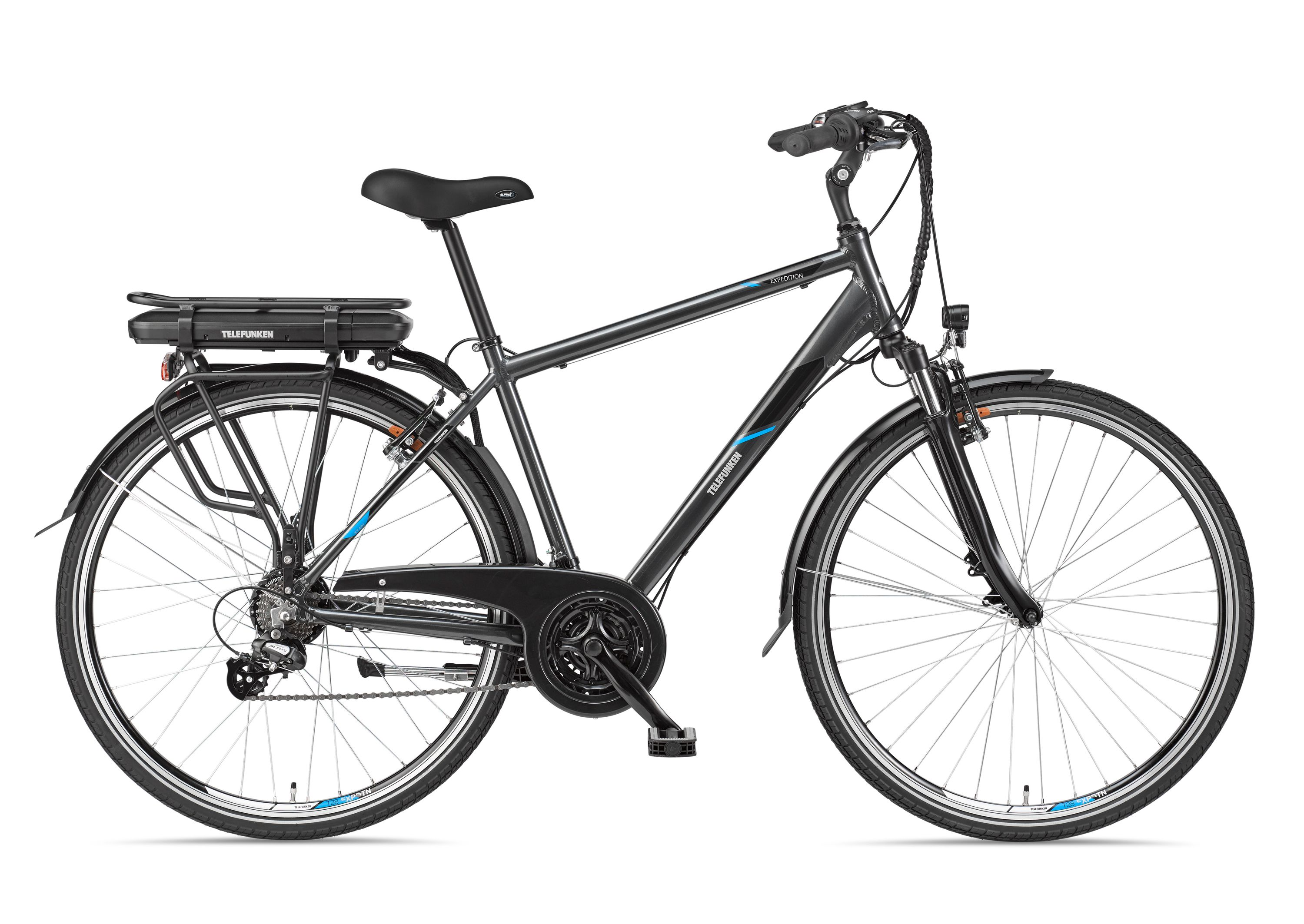 Schwarzes E-Bike mit Akku. Es hat einen Heckträger und steht vor weißem Hintergrund.