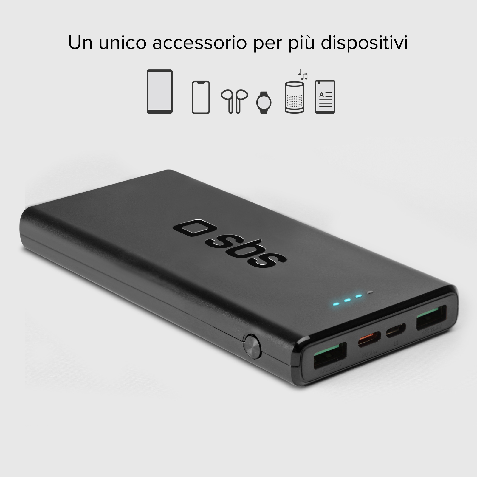Power bank nera con porte e logo SBS. Icone dispositivi sopra. Luci LED blu indicano lo stato, sfondo pulito.