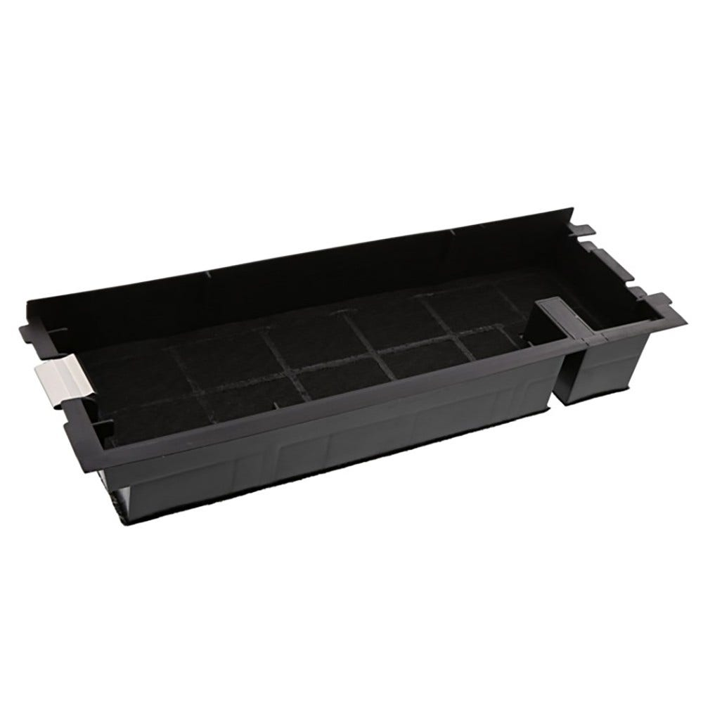 Czarna prostokątna obudowa filtra z filtrem węglowym wewnątrz. Metalowy klips. Białe tło.