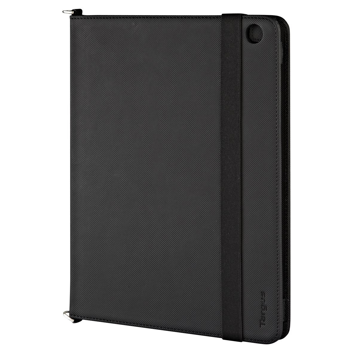 Funda negra para tableta, cerrada. Cuenta con banda elástica y la marca Targus.