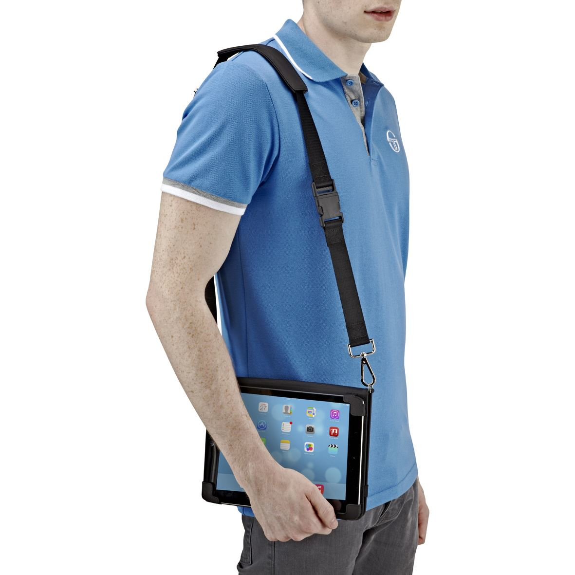 Hombre que lleva una tableta en una funda. La tableta está en una correa para el hombro.
