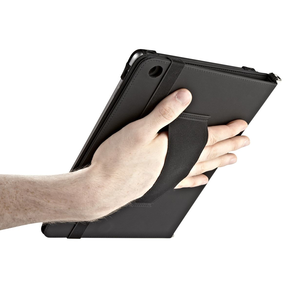 Mano sosteniendo una tableta negra en una funda. La funda tiene una correa de mano.