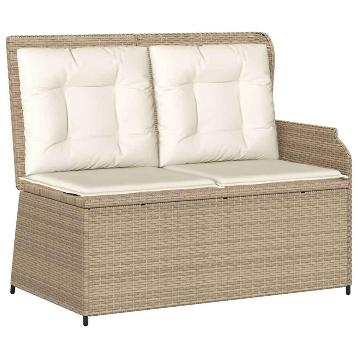 Beiges Rattansofa mit zwei cremefarbenen Kissen. Es hat ein Staufach und schwarze Beine.