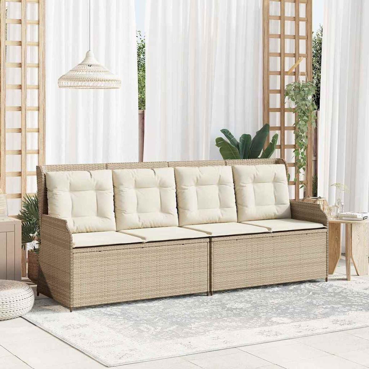 Beiges Rattan-Sofaset. Dreisitzer-Sofa mit Kissen und einem Teppich, weiße Vorhänge und hölzerner Gitterhintergrund.