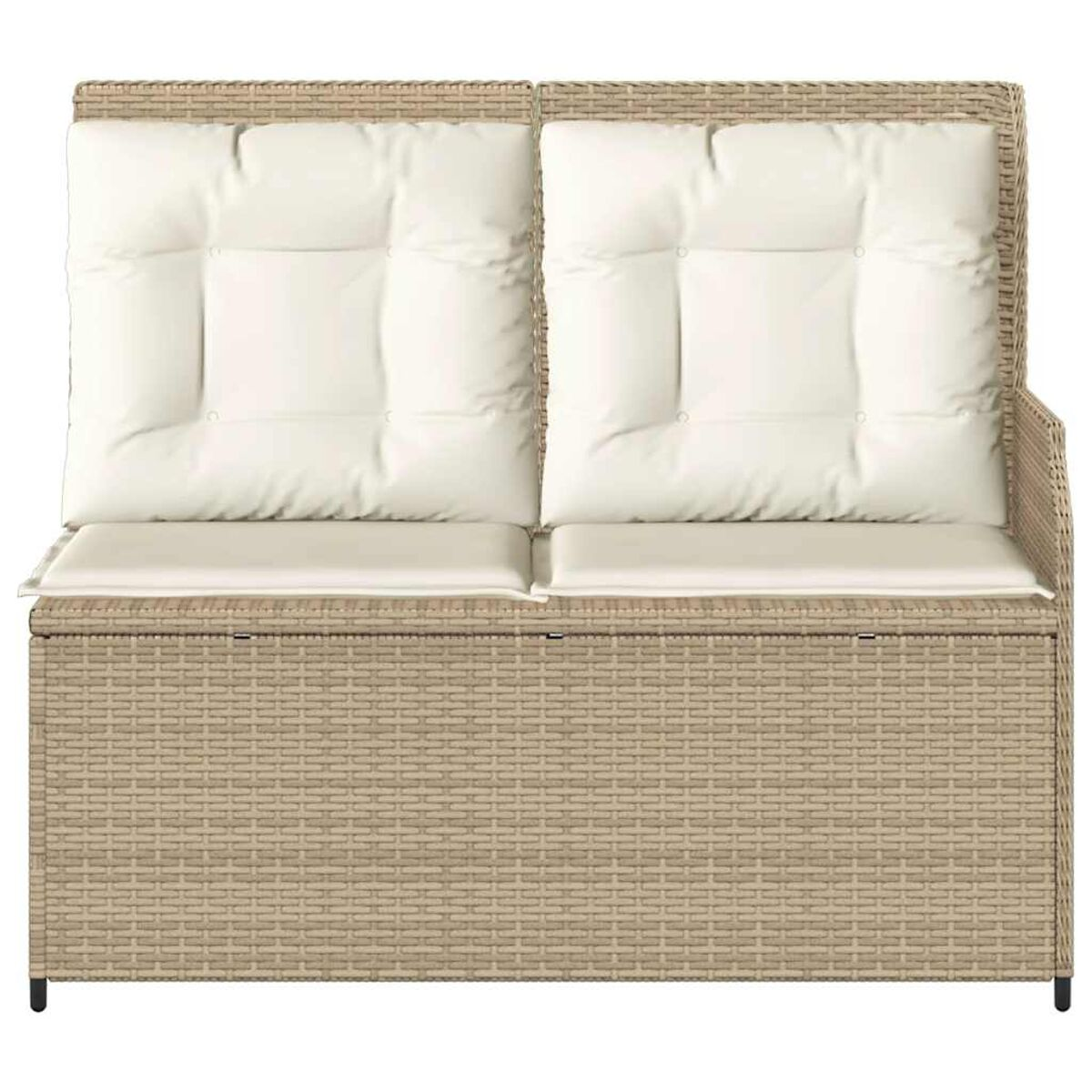 Beige Rattan-Liebesitz. Zweisitzer mit weißen Kissen. Gewebte Textur. Weißer Hintergrund. Kein Kontext.