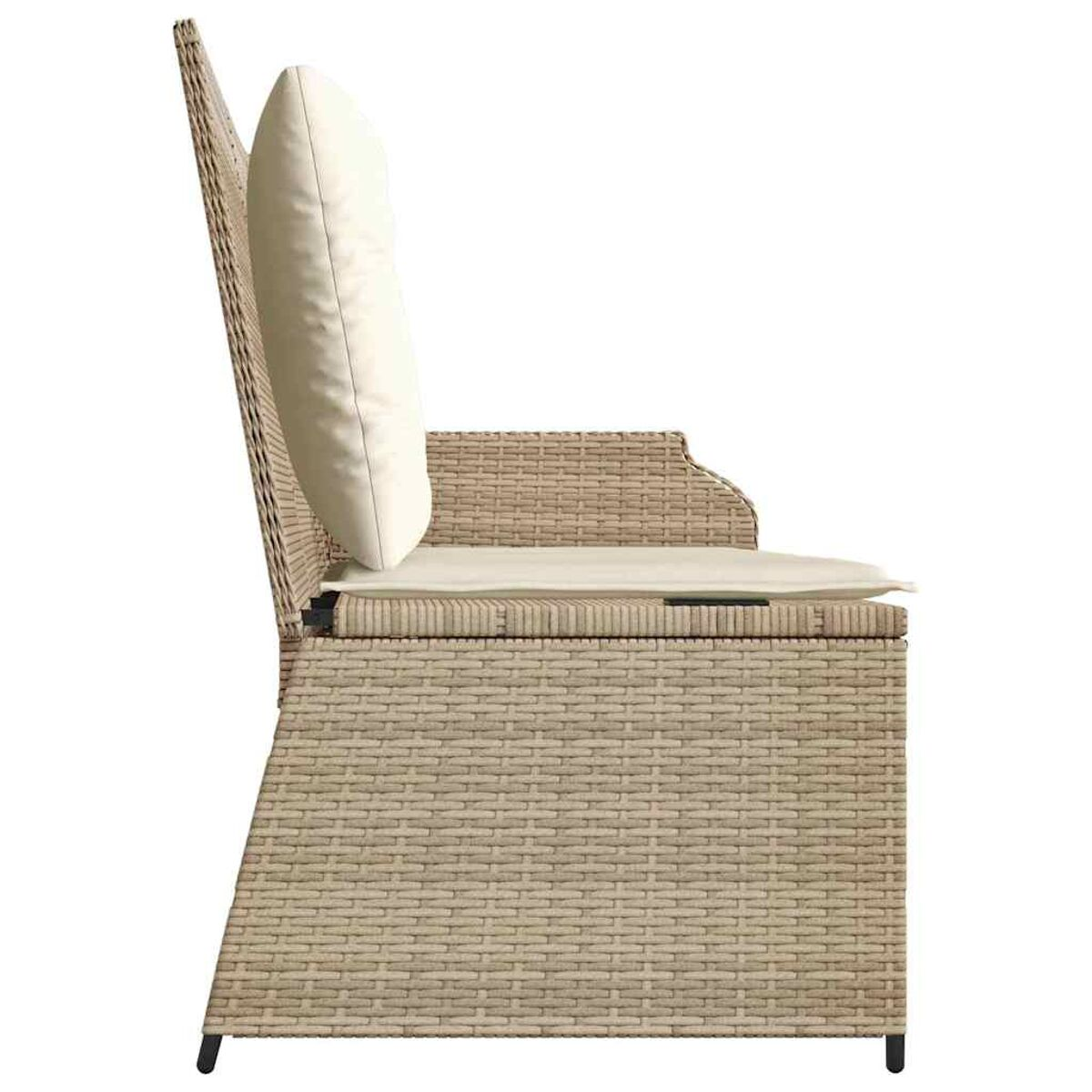 Beige Rattan-Sofa Seitenansicht. Es hat ein cremefarbenes Kissen und einen Sitz. Schwarze Beine.