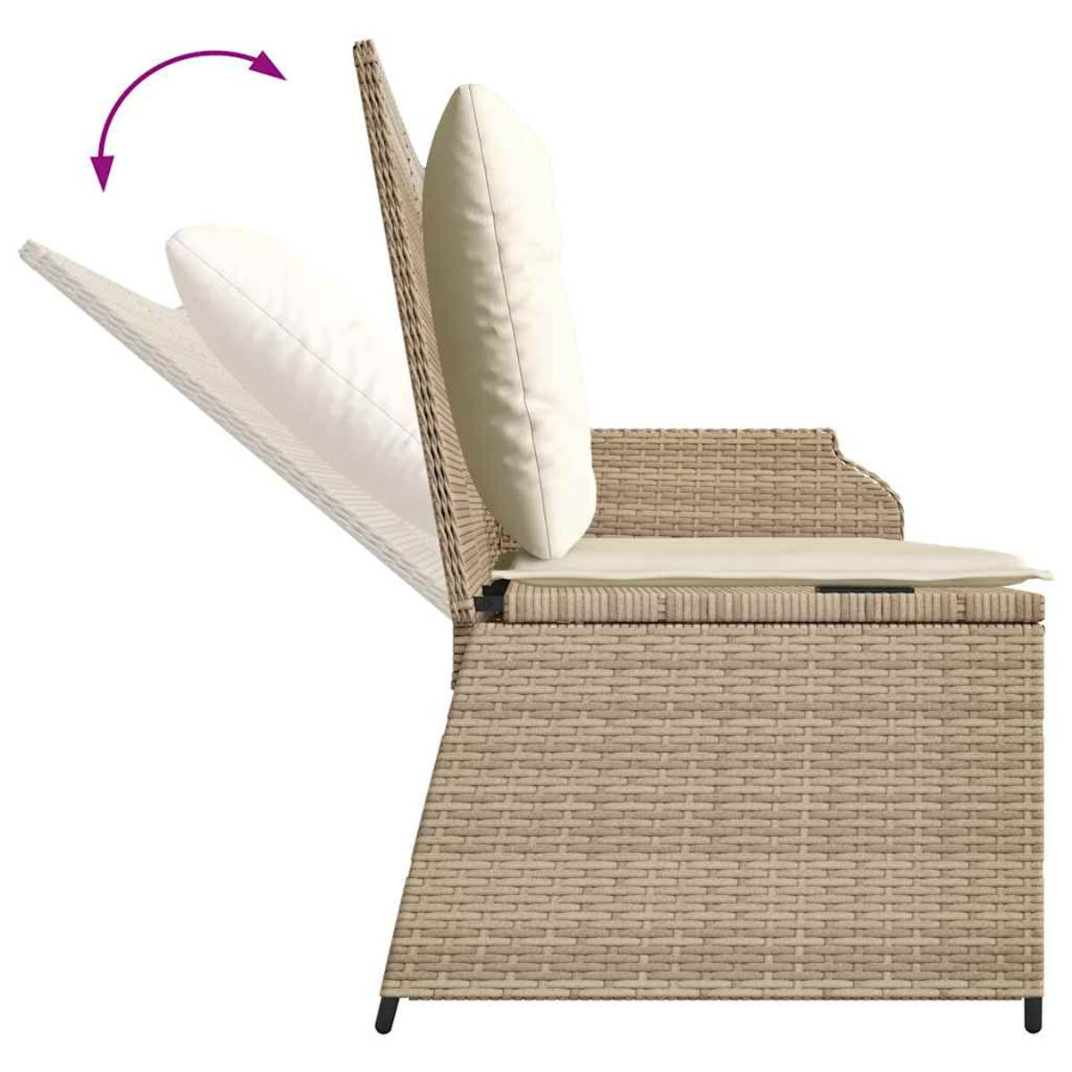 Beiger Rattan-Stuhl mit weißem Kissen. Stuhllehne neigt sich. Gewebte Textur. Weißer Hintergrund. Kein Kontext.