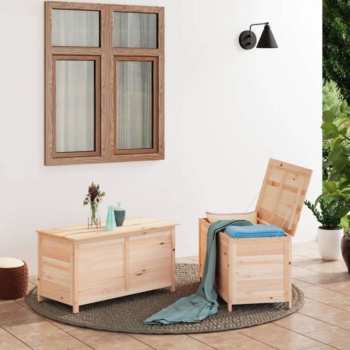 Zwei Holzkisten auf einer Terrasse. Eine ist geöffnet. Im Hintergrund ist ein Fenster.
