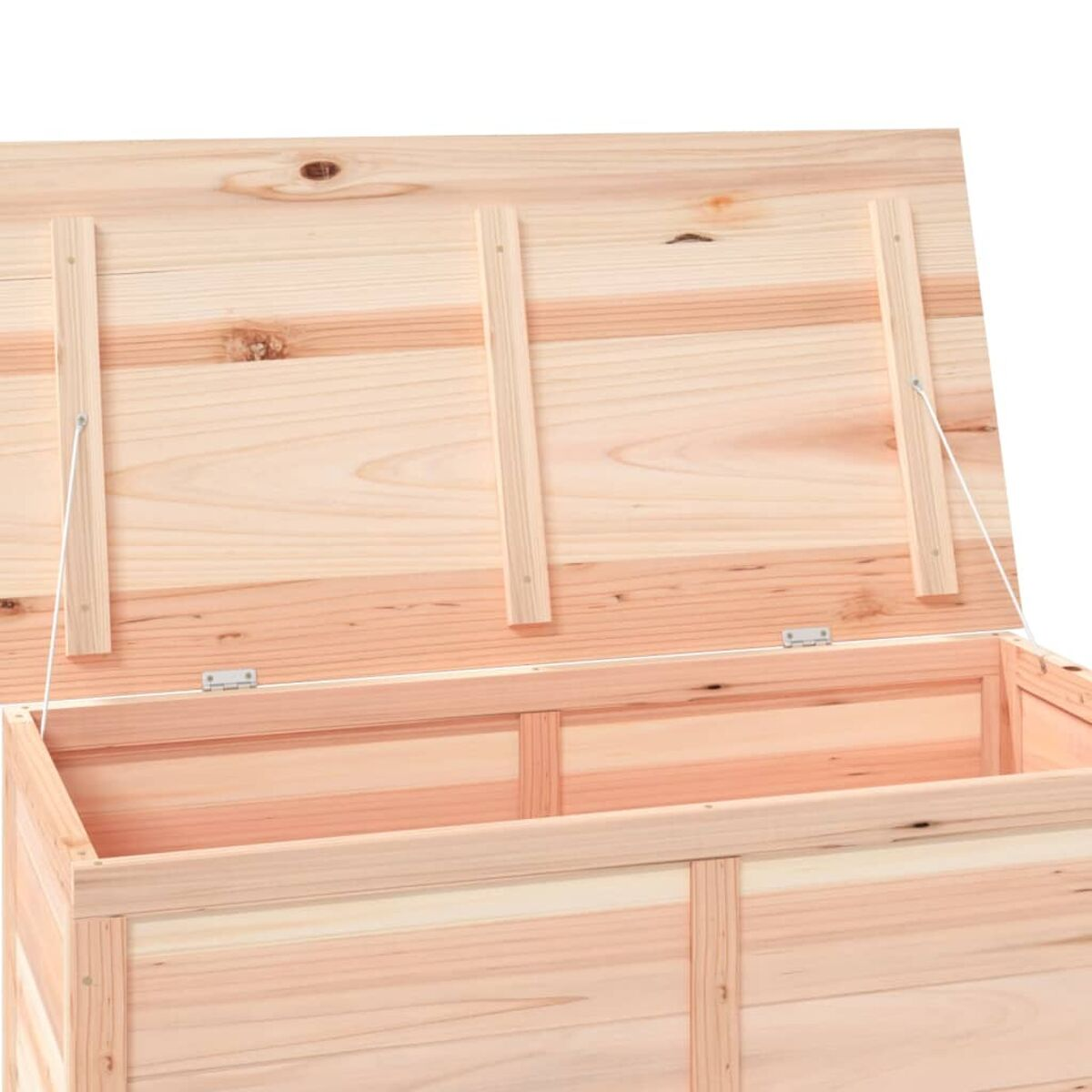 Holzkiste, geöffnet, zeigt das Innere. Hat zwei Scharniere und zwei Holzstützen. Hellbraune Farbe.
