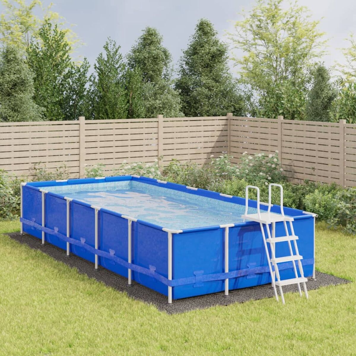 Blauer oberirdischer Pool in einem grasbewachsenen Garten, mit einer weißen Leiter. Bäume und ein Zaun im Hintergrund.