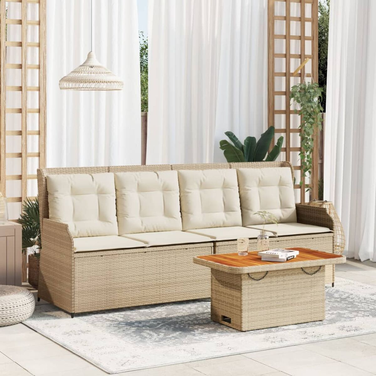 Ein beiges Rattan-Sofa mit vier weißen Kissen und einem Holztisch, auf einem Teppich.