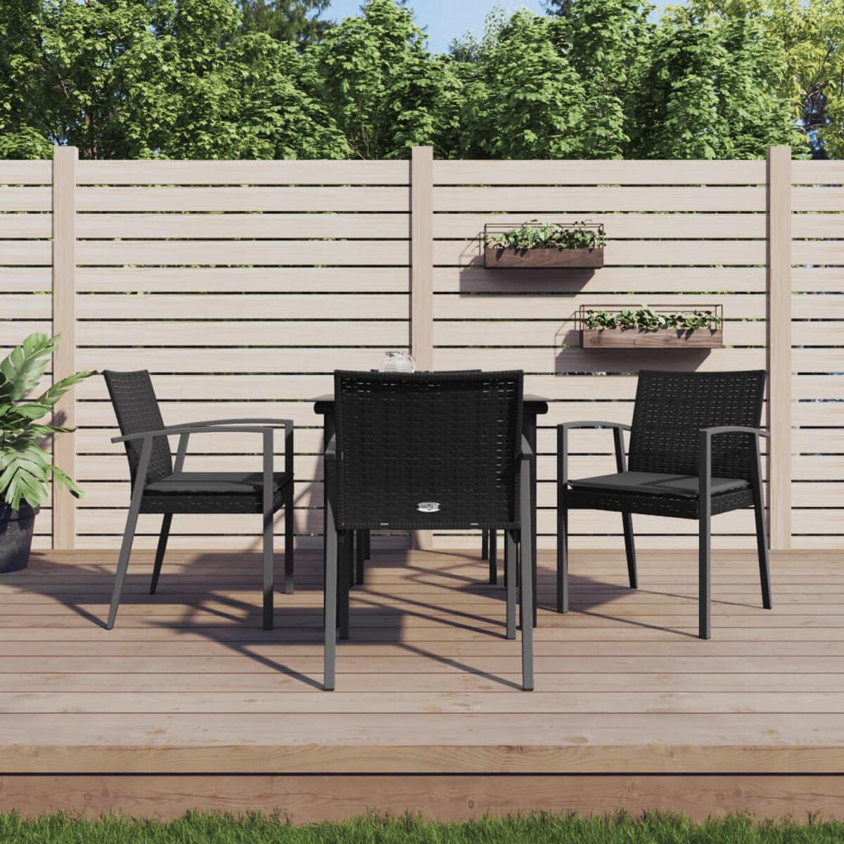 Garten-Essgruppe auf Holzterrasse. Tisch und Stühle enthalten.