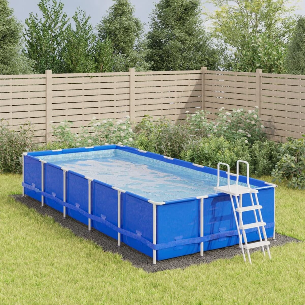 Rechteckiger blauer Aufstellpool mit weißer Leiter, umgeben von Gras.