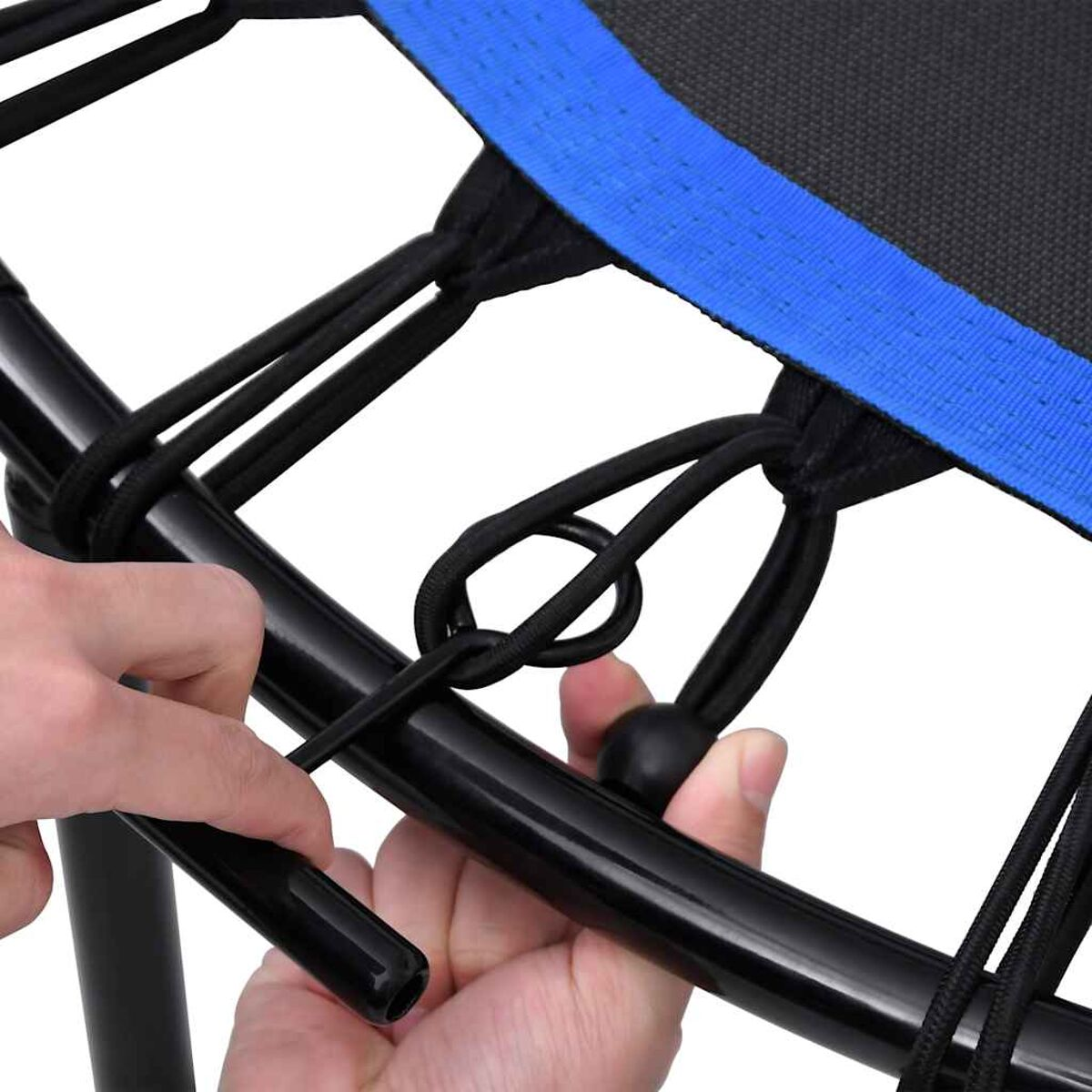 Nahaufnahme des Rahmens eines Trampolins, eine Hand knotet ein schwarzes elastisches Kabel.