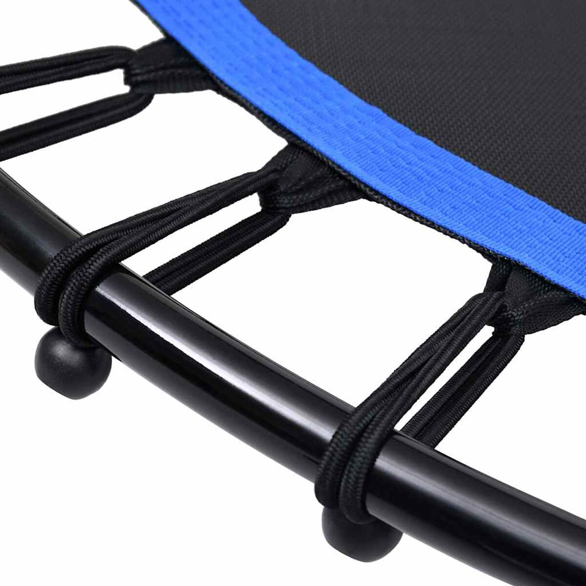 Nahaufnahme des schwarzen Trampolinstoffs mit blauem Rand.