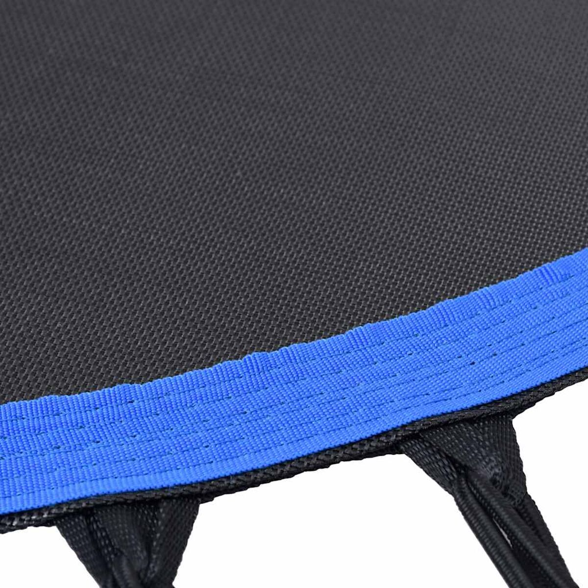 Nahaufnahme des schwarzen Trampolinstoffs mit blauem Rand.