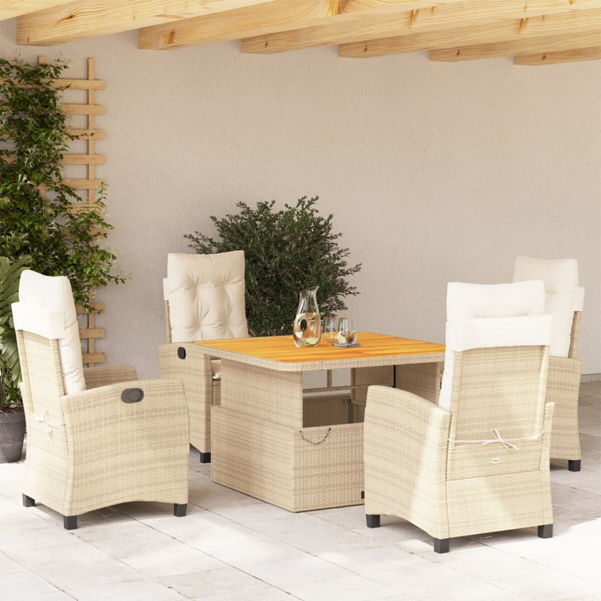 Geflochtenes Terrassenset mit 4 Stühlen, Tisch, Pflanzen und weißem Hintergrund.