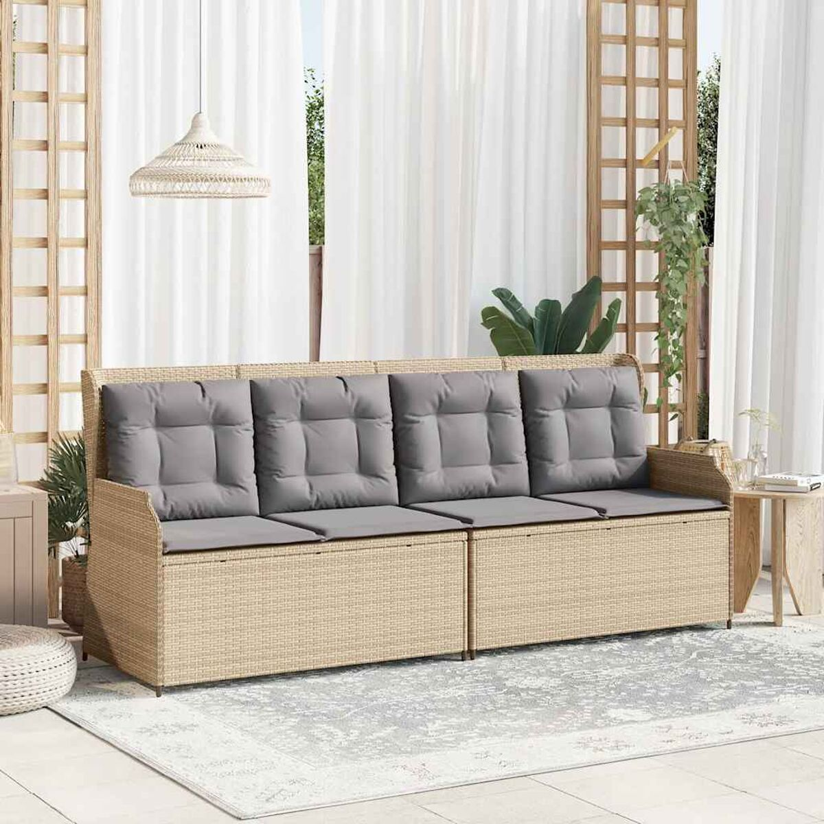 Divano in vimini beige con cuscini grigi.