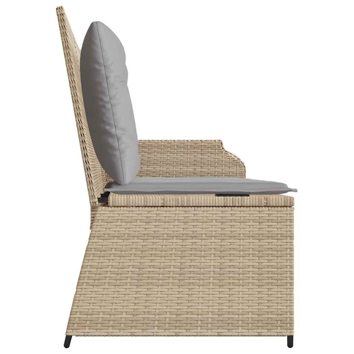 Sedia in vimini beige, vista laterale, con cuscino grigio.