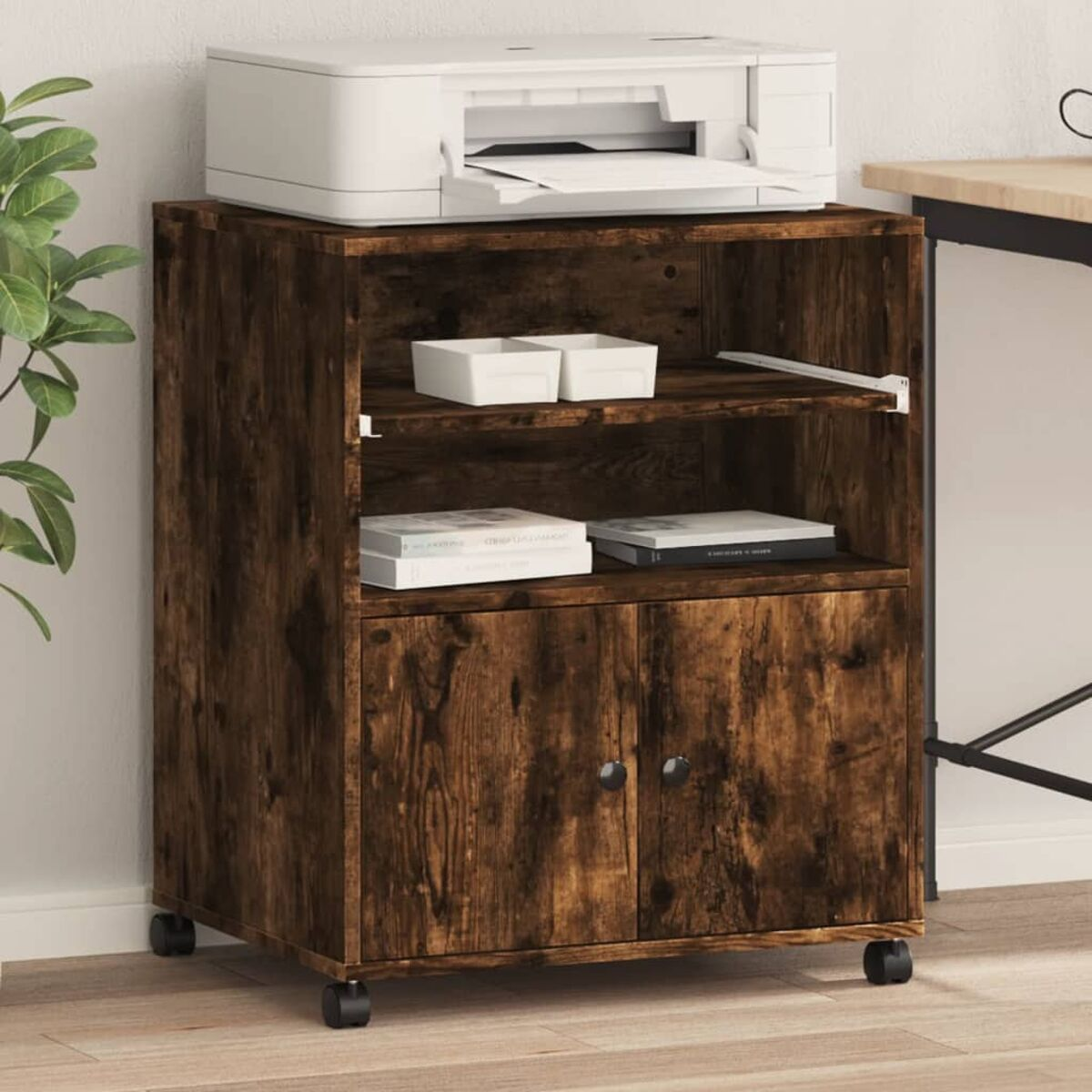 Holzschrank mit Drucker, Büchern und Bürobedarf.