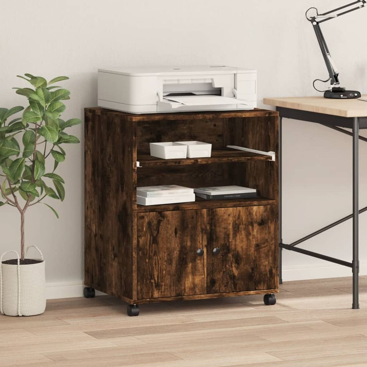 Holzschrank auf Rädern mit Drucker, Büchern und Bürobedarf.