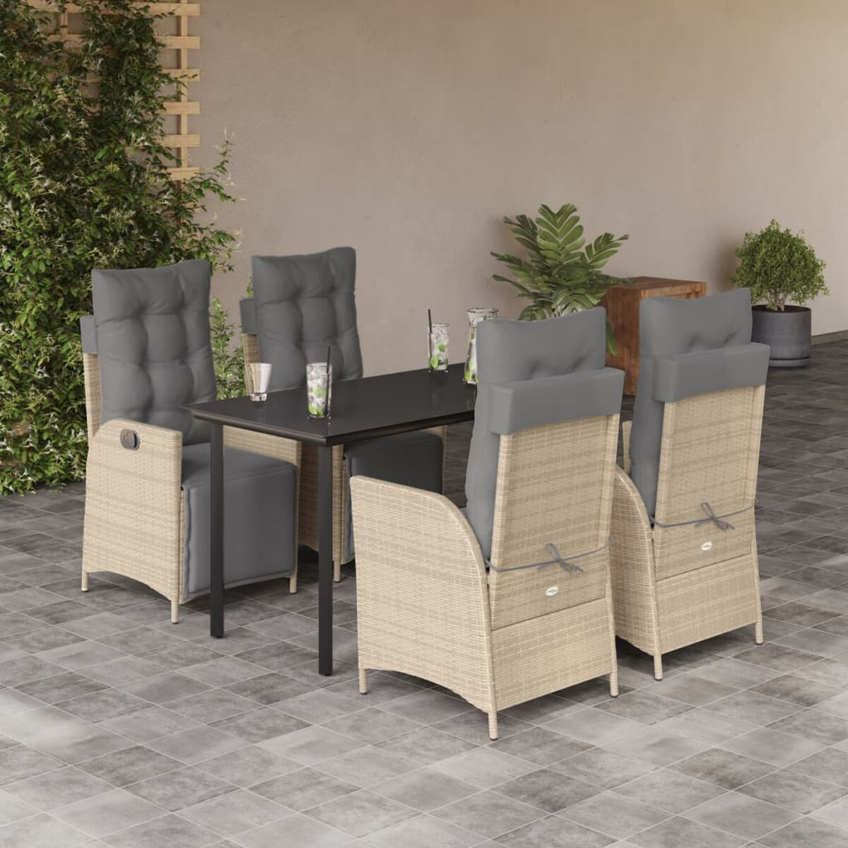 Essgruppe im Freien: vier Stühle, Tisch, graue Kissen, auf einer Terrasse.
