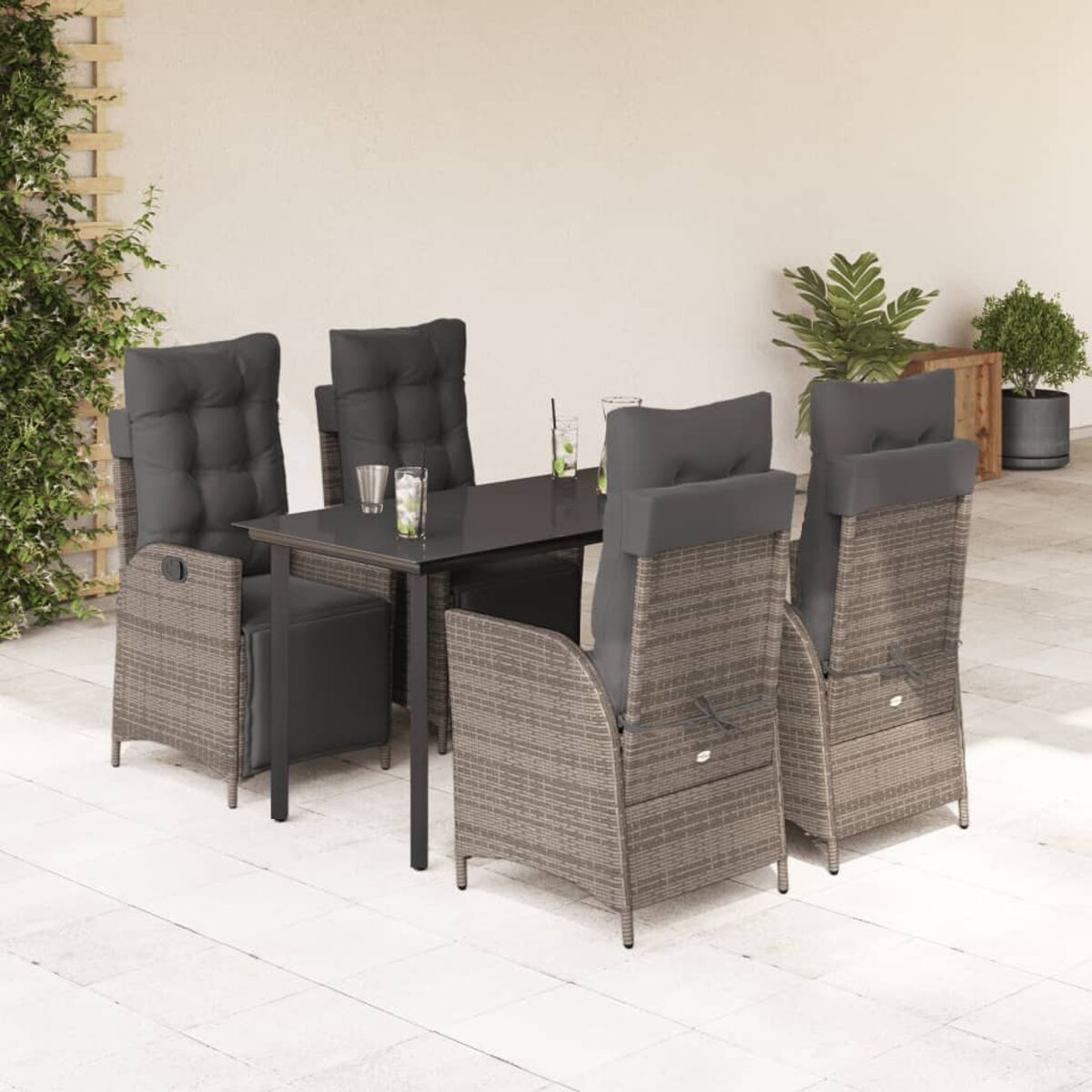 Essgruppe im Freien mit schwarzem Tisch, vier grauen Stühlen und Getränken auf dem Tisch.