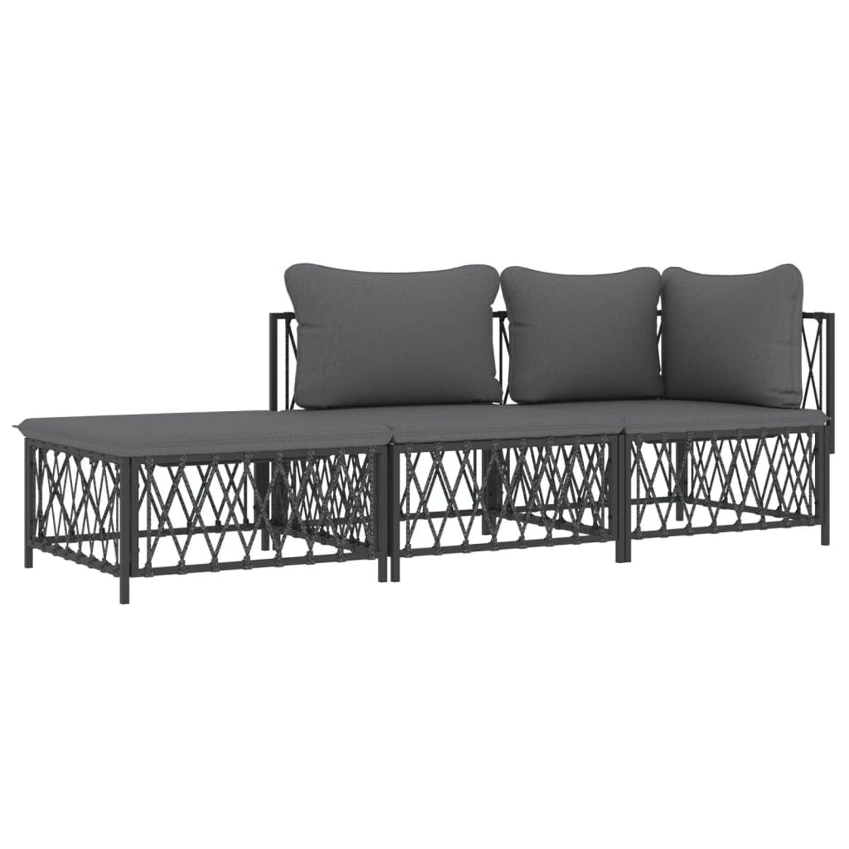 Rattansofa mit grauen Kissen. Es hat eine verlängerte Seite und drei Kissen.