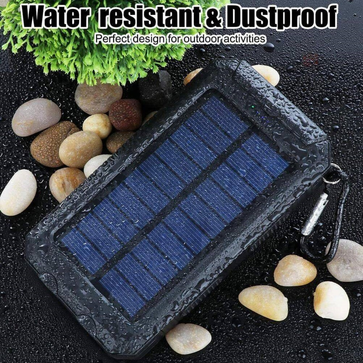 Schwarzes Solarladegerät mit blauem Solarpanel und Wassertropfen.