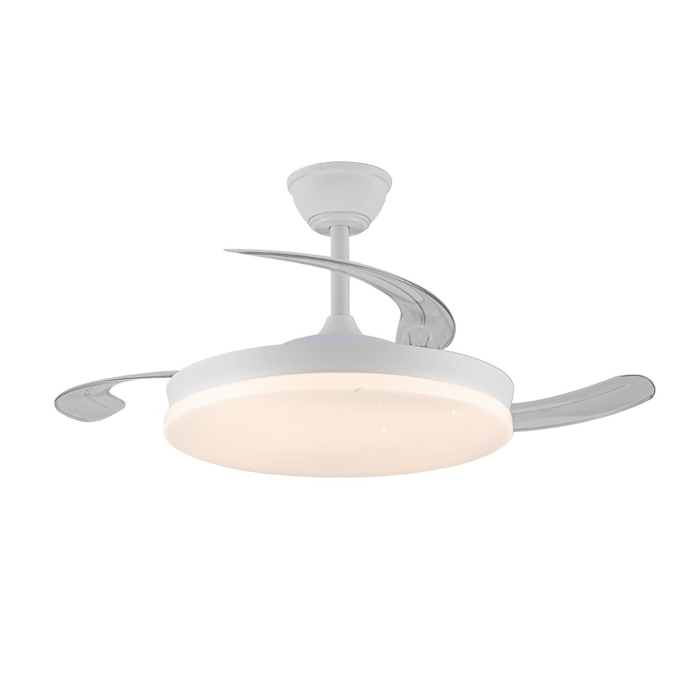 Un ventilador de techo blanco con luz. El ventilador tiene aspas curvas y una luz circular en el centro.