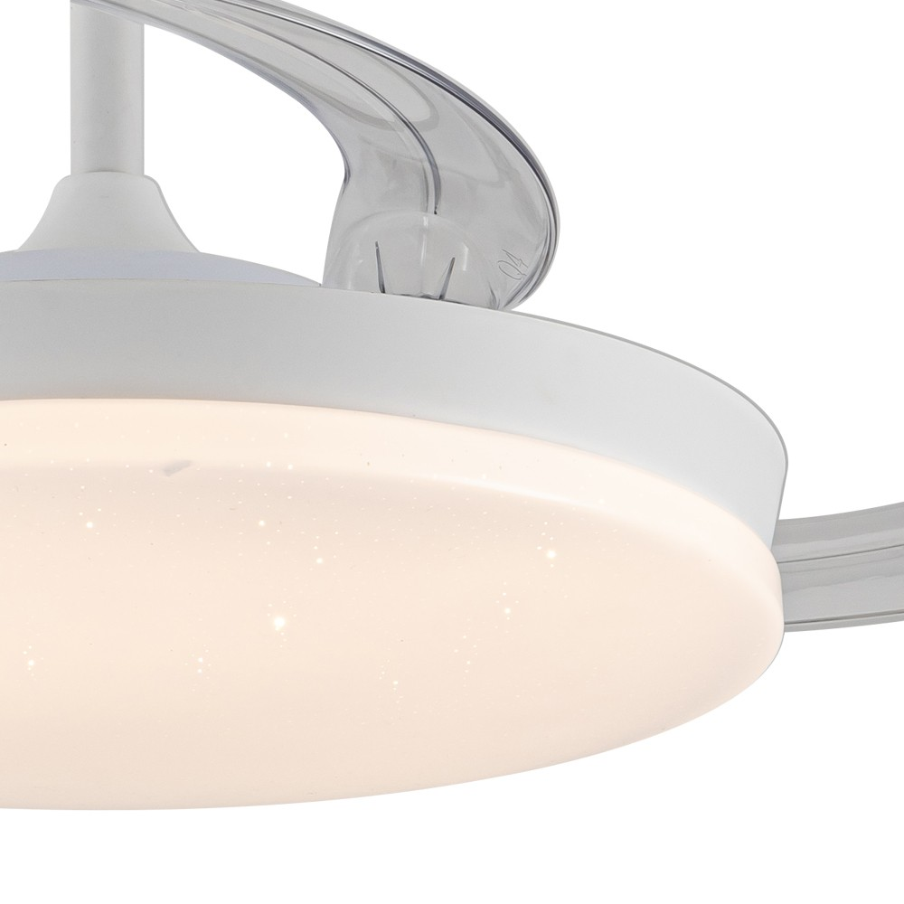 Primer plano de ventilador de techo blanco con panel circular iluminado y estrellas.