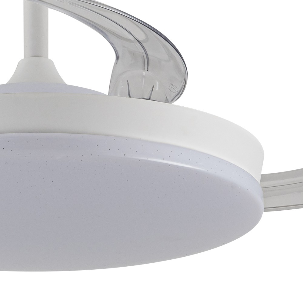Un primer plano de un ventilador de techo blanco. El ventilador tiene aspas curvas y una luz circular en el centro.