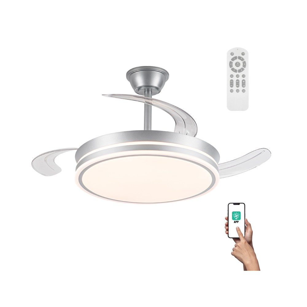 Ventilador de techo plateado con luz, mando a distancia y teléfono con app. Una mano toca la pantalla. Fondo blanco.