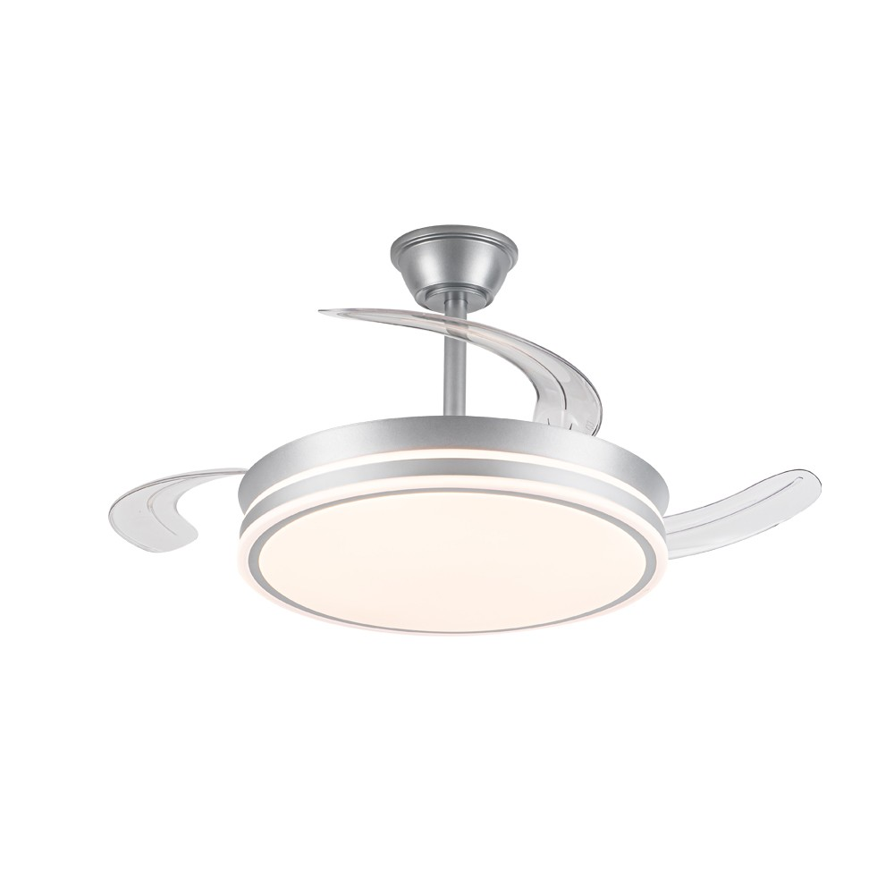 Ventilador de techo plateado con luz, aspas transparentes y fondo blanco.